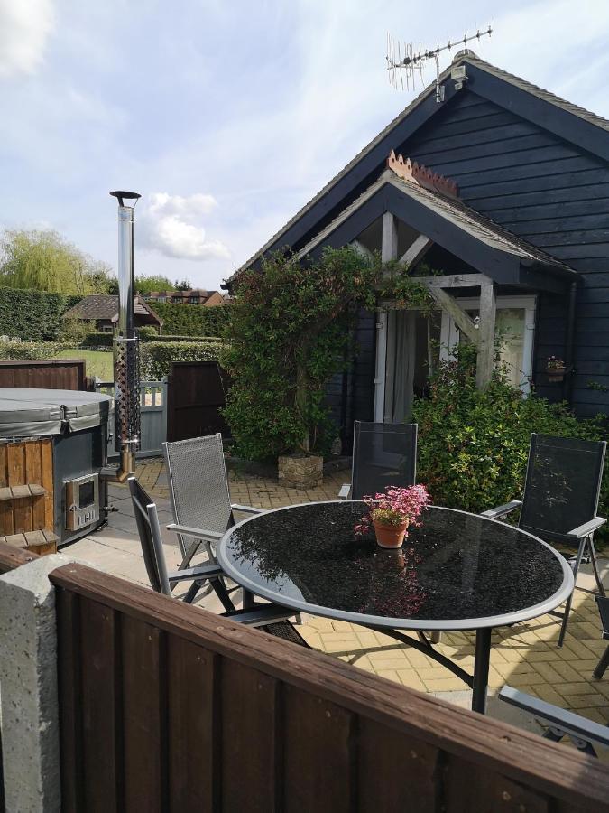Oak Cottage With Private Log Fired Hot Tub Maidstone Bagian luar foto