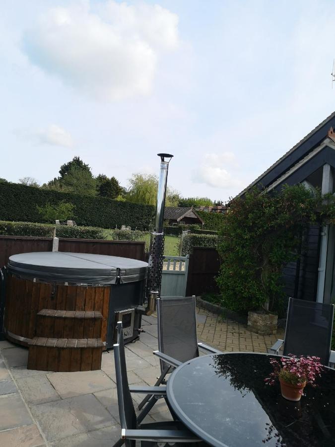 Oak Cottage With Private Log Fired Hot Tub Maidstone Bagian luar foto